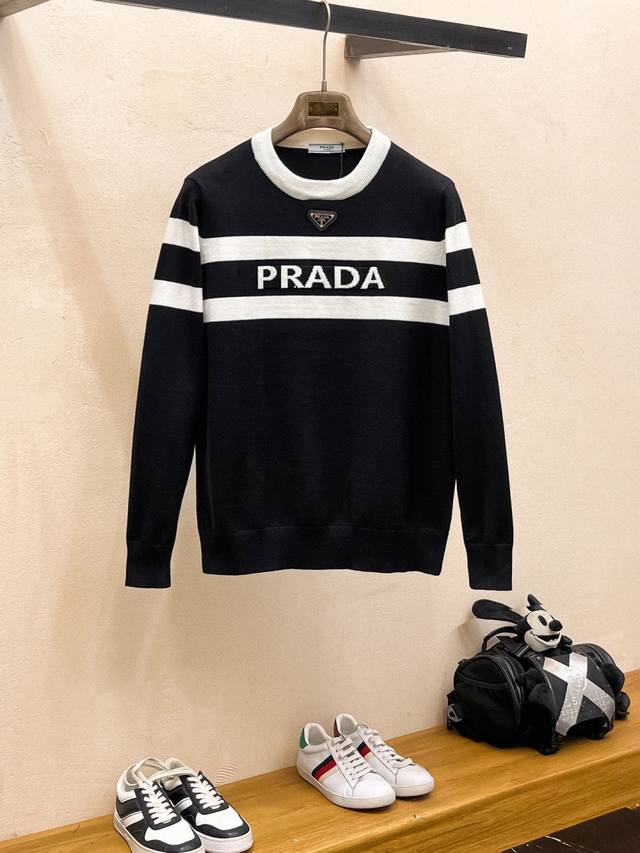 prada 普拉达 秋冬经典翻领羊毛衫，全品相！！！羊毛混纺面料，2025最新款 黄金比例！！修身款软黄金 百搭实用型的单品，搭配及实用性强大到天际，简洁大方上