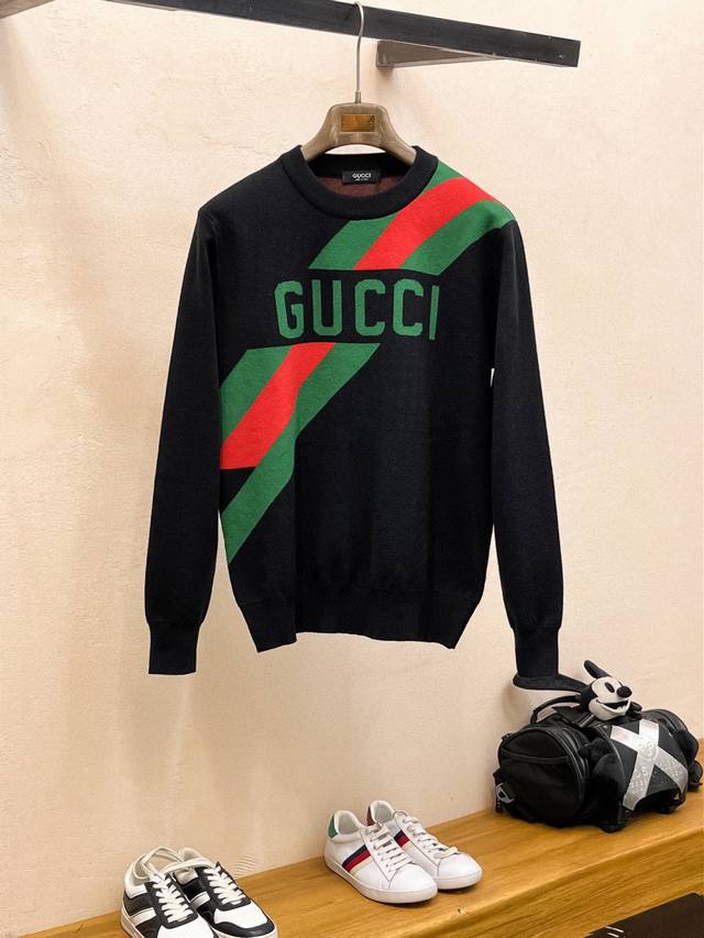 Gucci 古奇 秋冬经典翻领羊毛衫，全品相！！！羊毛混纺面料，2025最新款 黄金比例！！修身款软黄金 百搭实用型的单品，搭配及实用性强大到天际，简洁大方上档