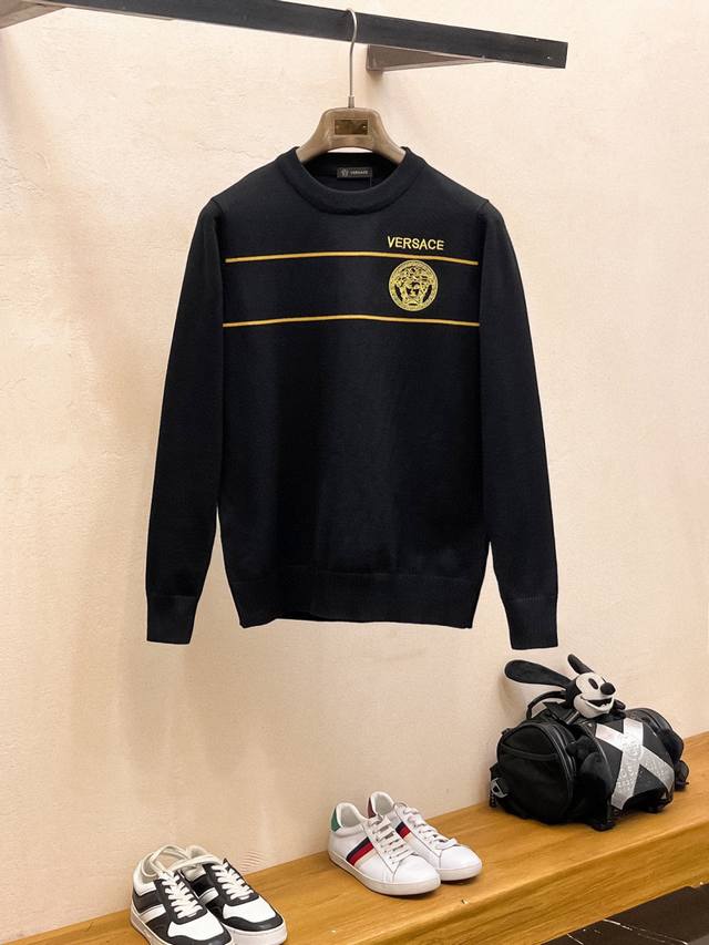 Versace 范思哲 秋冬经典翻领羊毛衫，全品相！！！羊毛混纺面料，2025最新款 黄金比例！！修身款软黄金 百搭实用型的单品，搭配及实用性强大到天际，简洁大