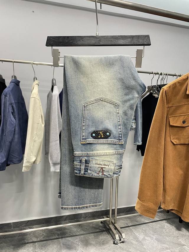 LV25Fw秋冬新款蓝色水洗磨白棉质牛仔裤，男士宝石皮标铭牌时尚百搭修身牛仔长裤！贸易公司渠道稀出，领先官网发售！V家新款直筒牛仔裤以其独特的面料工艺、独具匠心