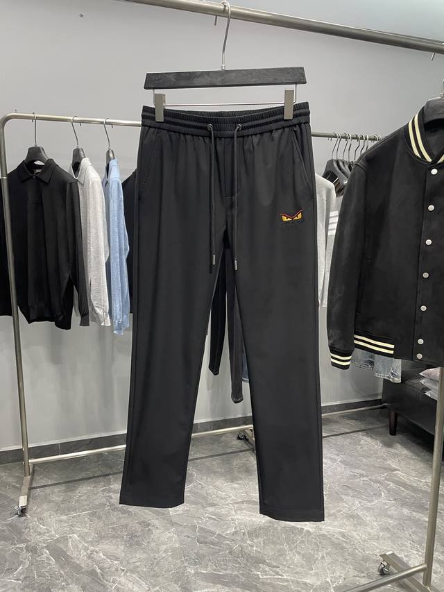 Fd25Fw早秋新款黑色梭织面料时尚抽绳休闲裤，男士经典眼睛图案刺绣Ff提花口袋直筒休闲长裤！贸易公司渠道稀出，领先官网发售！F家全新休闲裤以其独特的面料、精湛