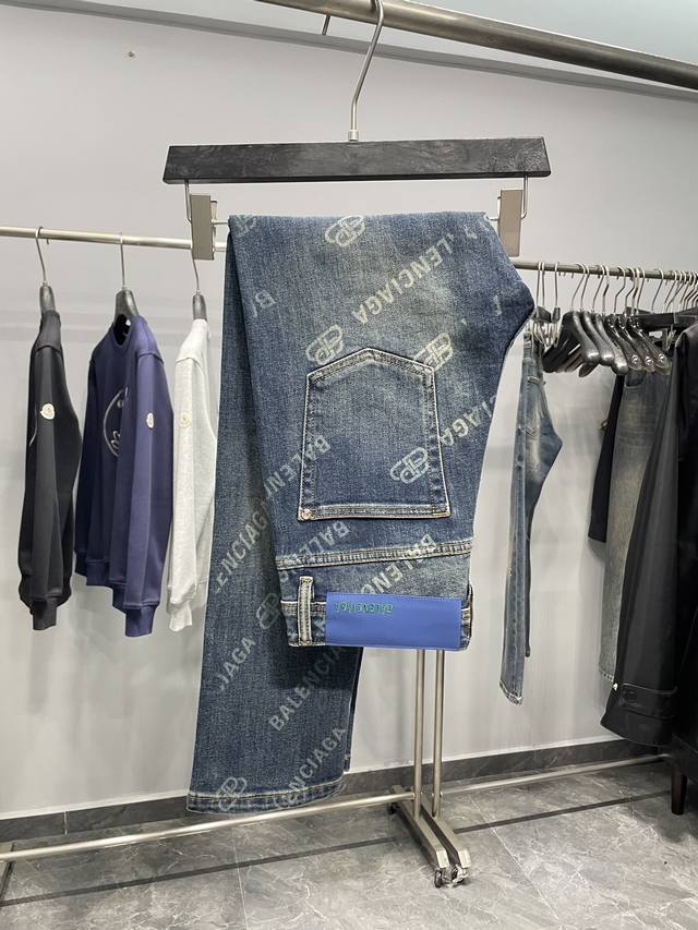 Bal25Fw早秋新款怀旧水洗棉质丹宁牛仔裤，男士时尚弹幕标识装饰直筒修身牛仔长裤！贸易公司渠道稀出，领先官网发售！一款集时尚、舒适、品质于一身的完美单品，它无