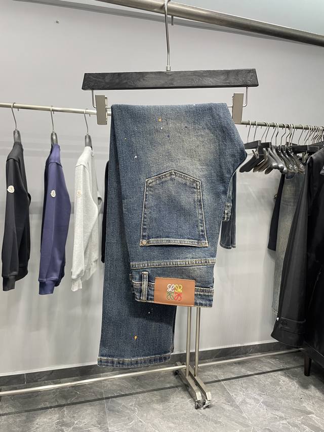 Lw25Fw早秋新款复古怀旧水洗丹宁牛仔裤，男士时尚不规则漆点装饰修身直筒牛仔长裤！贸易公司渠道稀出，领先官网发售！Lw早秋系列牛仔裤装，以其独特的面料、精湛的