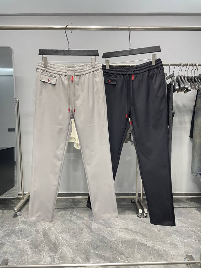 Kiton25Fw早秋新款密织斜纹棉布抽绳休闲裤，男士门襟红色标签直筒百搭休闲长裤！贸易公司渠道稀出，领先官网发售！Kiton早秋新款休闲裤以其精湛的工艺和独特