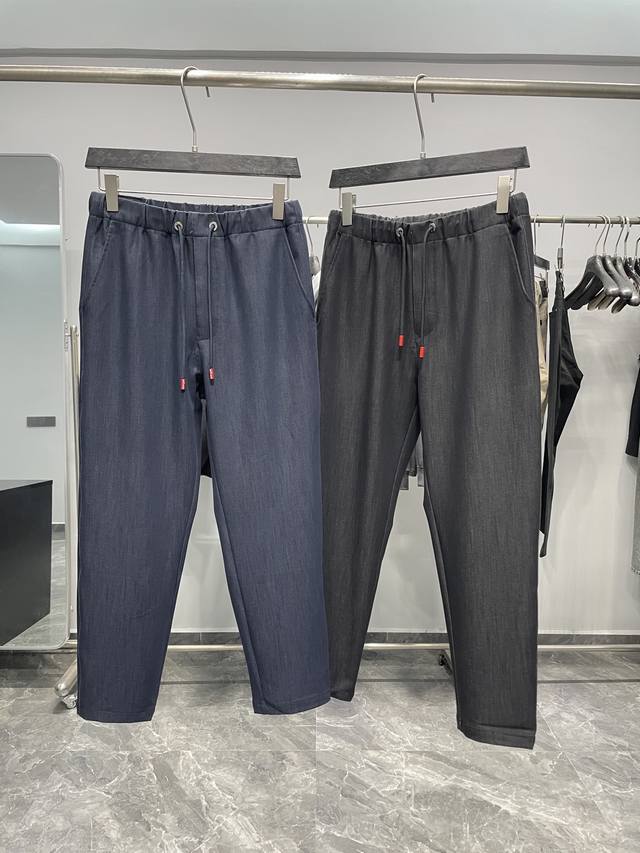 Kiton25Fw秋冬新款精纺棉质抽绳休闲裤，男士刺绣铭牌贴饰商务休闲百搭长裤九分裤！贸易公司渠道稀出，领先官网发售！Kiton新款直筒休闲裤以其进口精纺纯棉材