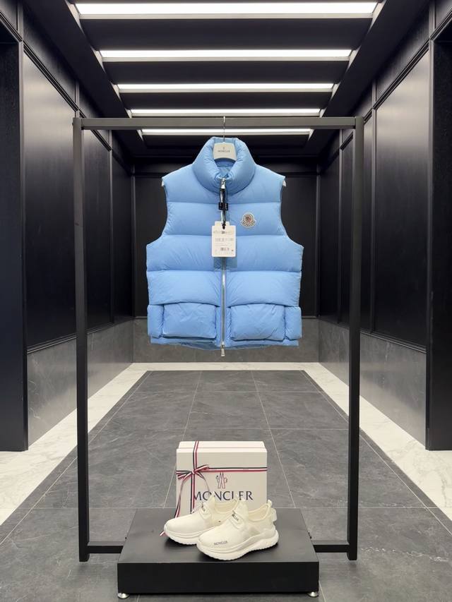 特级羽绒Moncler X Christopher Raxxy 明星同款 男女款3D绗缝拉链羽绒马甲. 出厂标配全套柜台礼盒包装.升级原版磁吸礼盒. 这款羽绒是