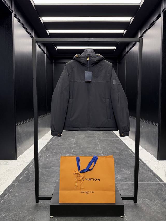 特级羽绒Louis Vuitton Lv 拼接Monogram全新立体提花连帽羽绒外套.鹅绒填充.重工五金. 出厂标配超大手提购物袋，原版尼龙西装收纳袋，超大飞