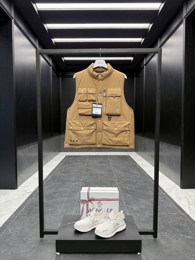 特级羽绒Moncler Grenoble Tongass羽绒户外马甲.高端黑标系列.原厂替换面料.特级鹅颈绒填充. 出厂标配全套柜台礼盒包装.升级原版磁吸礼盒.