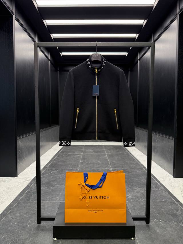 顶级版本 。欢迎对比、 特级羽绒Louis Vuitton Lv265羊毛混纺针织羽绒夹克.内里搭配压胶鹅绒内胆.双重锁绒锁温工整.搭配原厂配套五金. 出厂标配