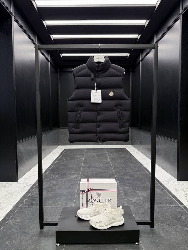 特级羽绒Moncler Tibb男士羽绒马甲 全新哑光雾面 特级95鹅颈绒填充.极致轻便.850+蓬松度. 出厂标配全套柜台礼盒包装.升级原版磁吸礼盒. Tib