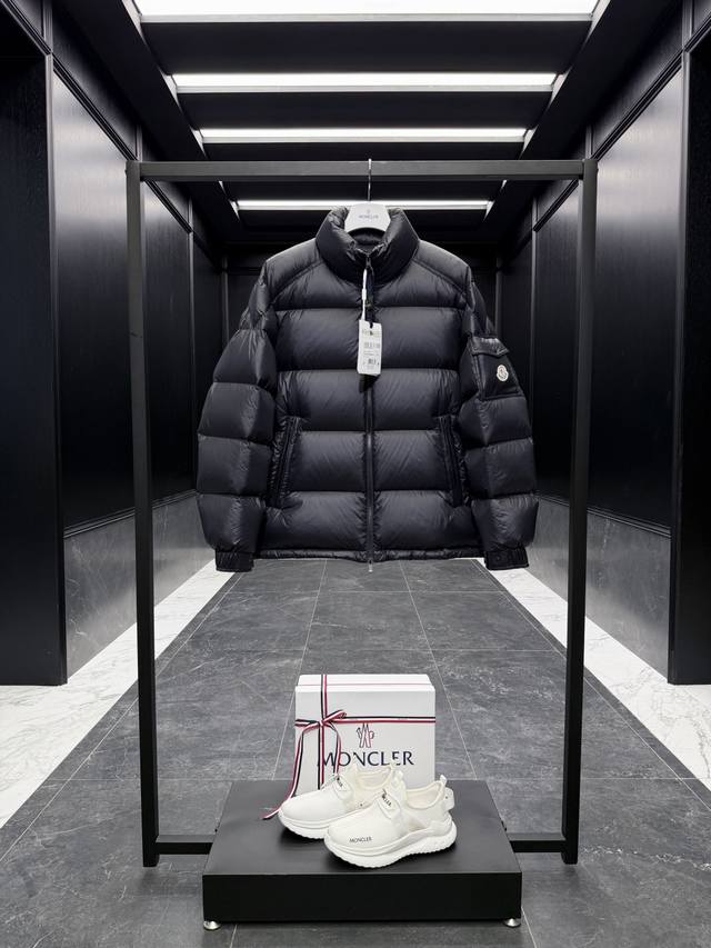 特级羽绒Moncler Levitha男士立领短款羽绒夹克外套.2025全新王牌经典系.采用超轻超软面料,上身极致轻便保暖.原版购入开发.鹅绒填充. 原厂替换面