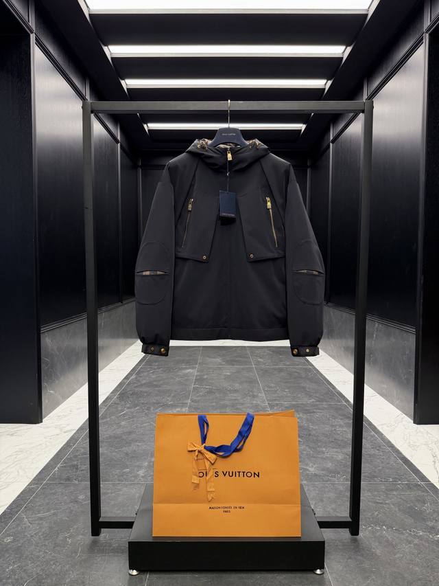 特级羽绒Louis Vuitton Lv拼接棋盘格老花连帽羽绒外套.兜帽门襟内部拼接棋盘格老花.鹅绒填充.面料自然抗褶皱.上身版型超级好穿的王牌爆款. 出厂标配