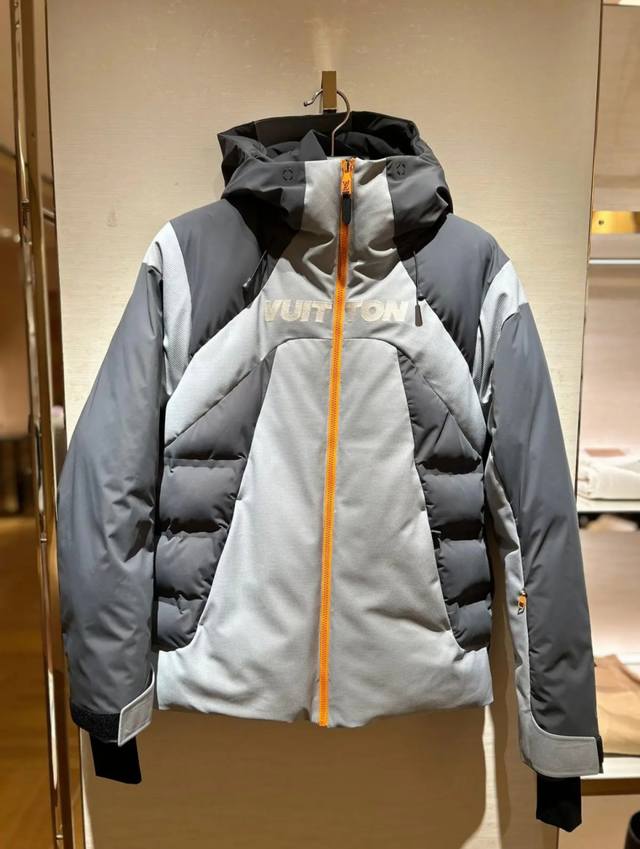 Louis Vuitton Lv 秋冬新款Ski滑雪系列灰色潮流长袖连帽拉链羽绒服.柜台实拍参考.必须柜台黄金“C位”橱窗款.
