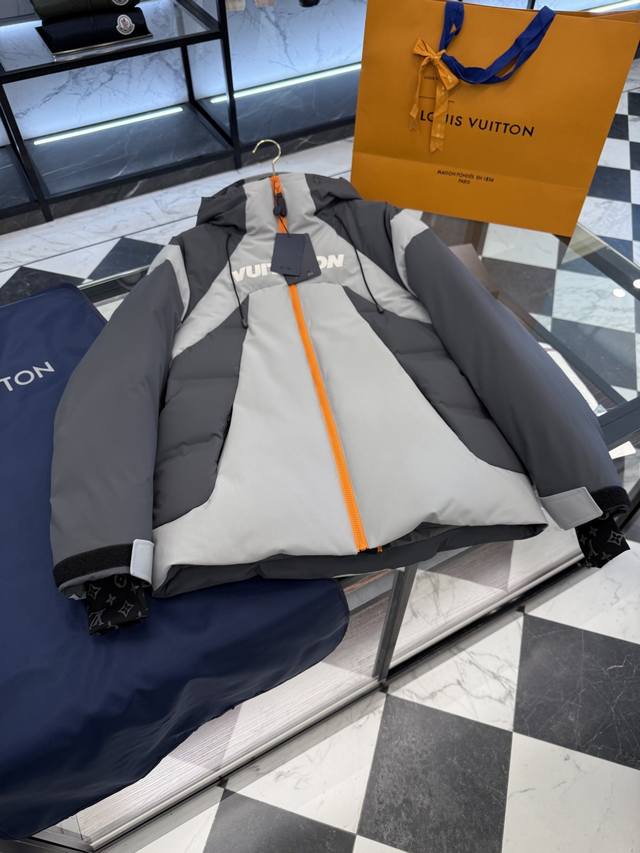 Louis Vuitton Lv 秋冬新款Ski滑雪系列灰色潮流长袖连帽拉链羽绒服.更多细节实拍.