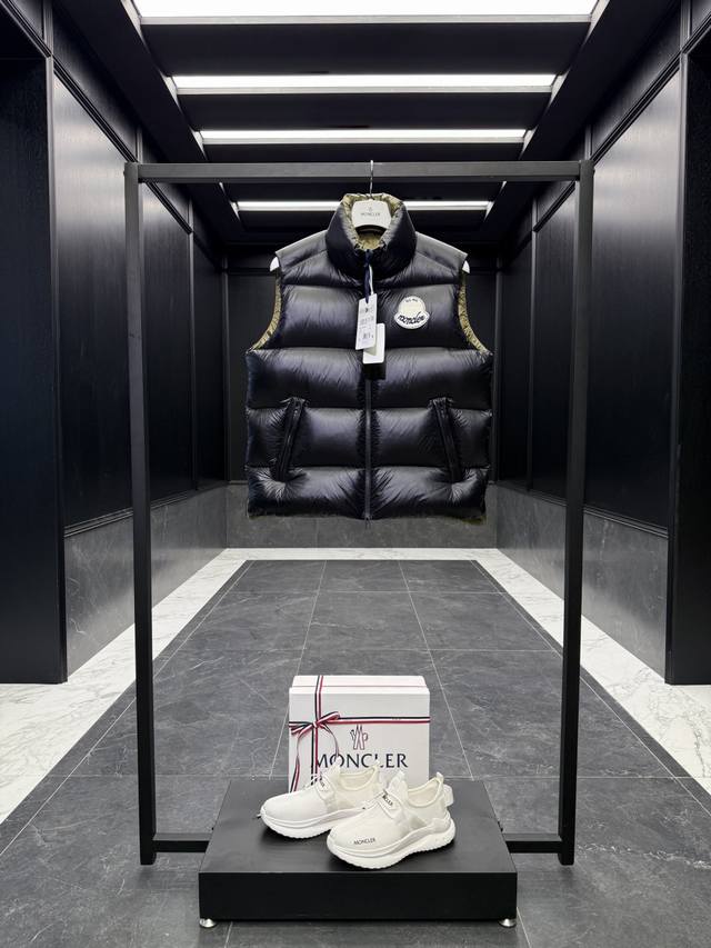 特级羽绒Moncler Lipsi羽绒马甲 特级鹅绒版本 .撞色拼接设计.填充超级饱满. 原版购入开发，区分全网一切看图打版的低端版本. 特级鹅绒填充原厂替换面