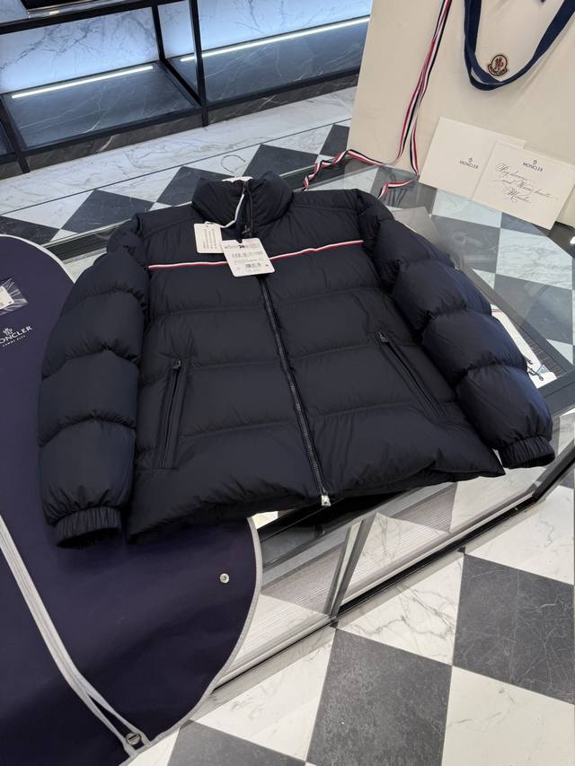 Moncler 2025新款Bouvaque条纹刺绣立领羽绒服.更多细节实拍.