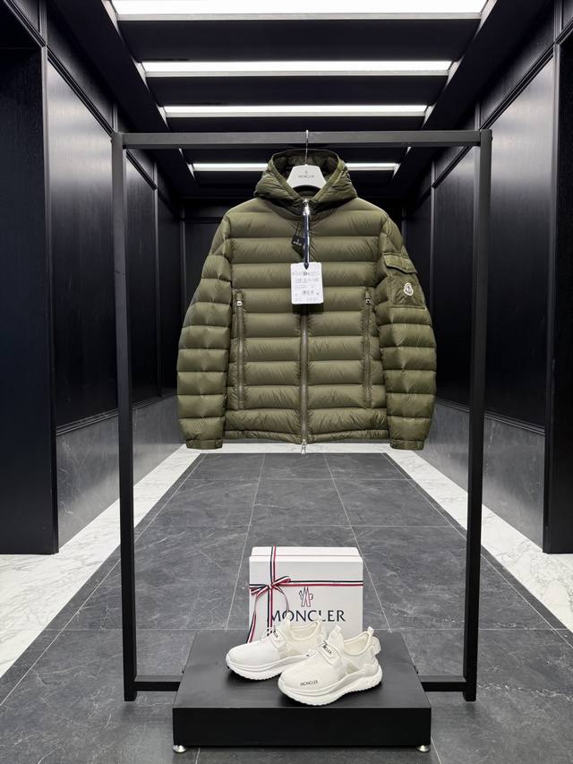 特级羽绒Moncler Galion男士短款连帽羽绒服夹克外套. 特级鹅绒填充原厂替换面料原厂配套五金.吊牌条码款号齐全，对应官网一致.吊牌内置Nfc电子感应防