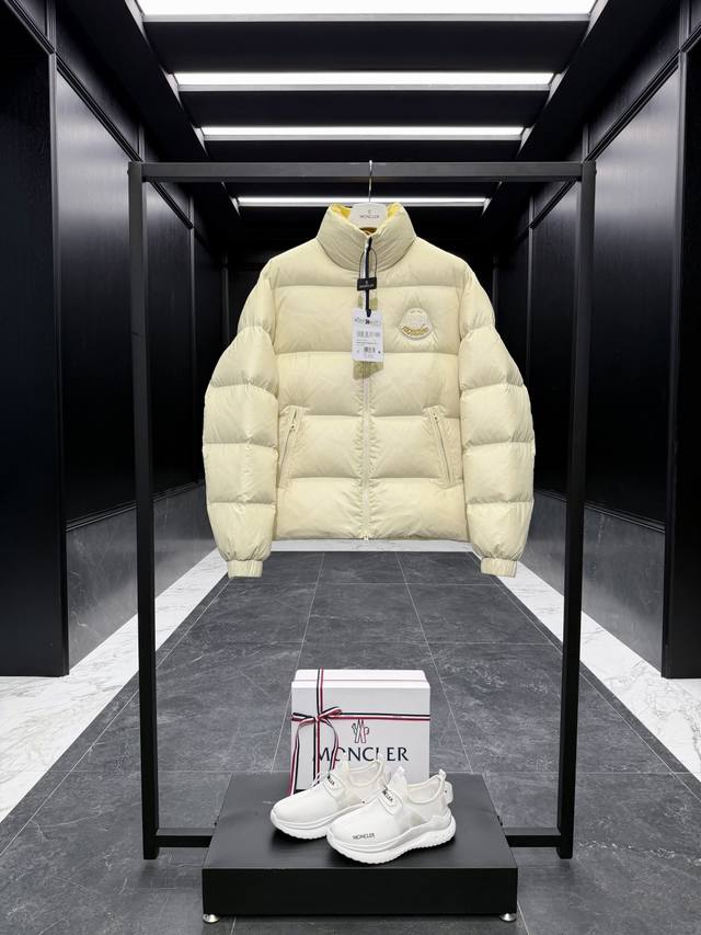 特级羽绒Moncler 1952欧洲限定款.男士短款羽绒夹克外套.鹅颈绒填充.极致饱满轻便. 原厂替换面料原厂配套五金.五金细节不多讲了，单材质就甩市面通货几天