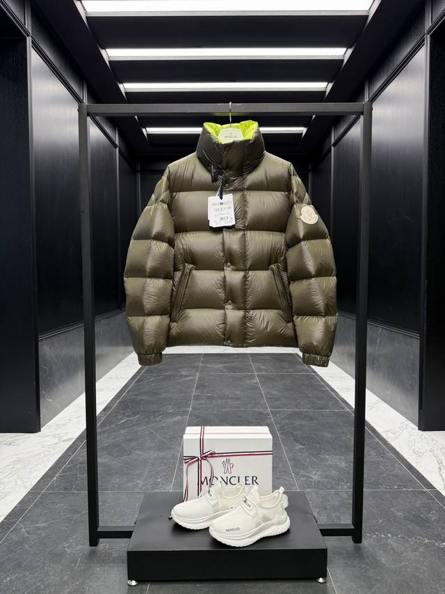 特级羽绒Moncler Dervox短款男士羽绒服夹克外套Dervox男士短款羽绒夹克采用波普色调，彰显系列的朝气活力.全新橄榄绿胖子.鹅绒填充超级版本.区分于