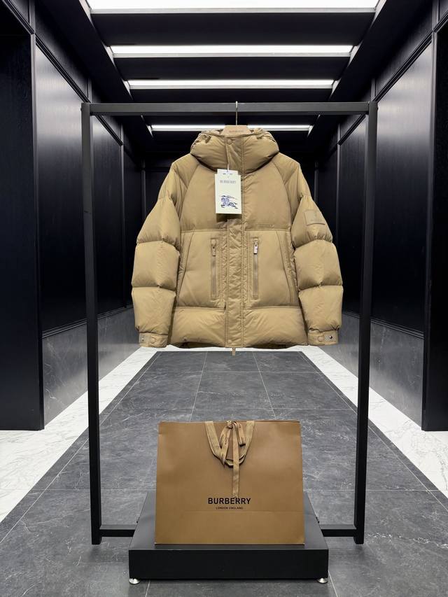 特级羽绒Burberry 博柏利格纹羊毛领连帽夹克羽绒服.领口,兜帽饰有品牌经典羊毛格纹内衬.区分于市面干瘪鸭绒版本.原厂替换面料原厂配套五金. 出厂标配西装收