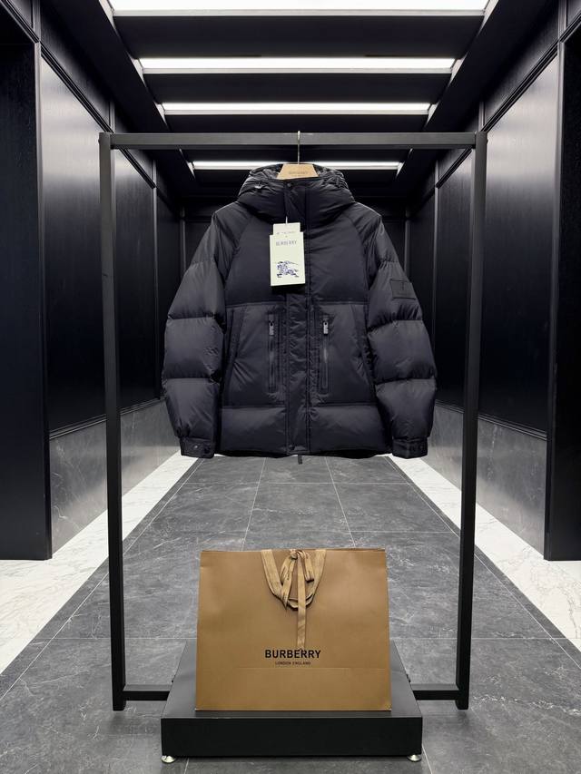 特级羽绒Burberry 博柏利格纹羊毛领连帽夹克羽绒服.领口,兜帽饰有品牌经典羊毛格纹内衬.区分于市面干瘪鸭绒版本.原厂替换面料原厂配套五金. 出厂标配西装收