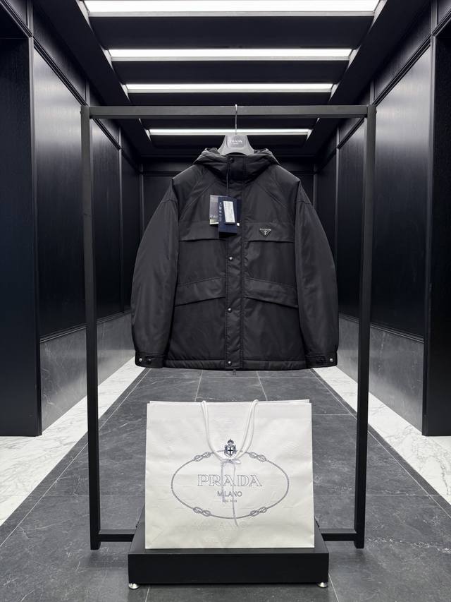 调价格p。特级羽绒prada Re-Nylon经典羽绒夹克 软尼龙面料 .内里填充鹅绒.搭配原厂五金套件.渠道臻品. 出厂标配原版尼龙西装收纳袋 超大购物袋 原