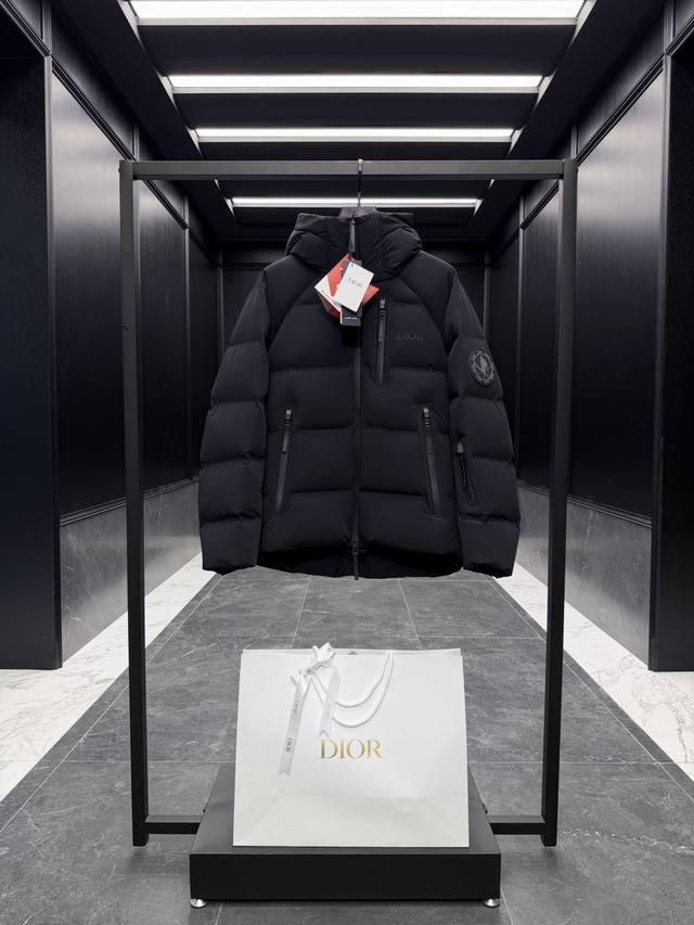 调价 特级羽绒Dior迪奥 X 迪桑特 Descente限定Ski系列纯色连帽Logo标贴防水滑雪系列羽绒外套.原版购入开发.鹅绒填充.三层压胶工艺.配有Rec