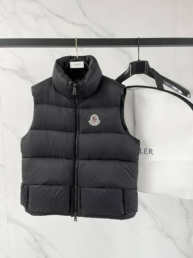 特级羽绒Moncler X Christopher Raxxy 明星同款 男女款3D绗缝拉链羽绒马甲. 出厂标配全套柜台礼盒包装.升级原版磁吸礼盒. 这款羽绒是