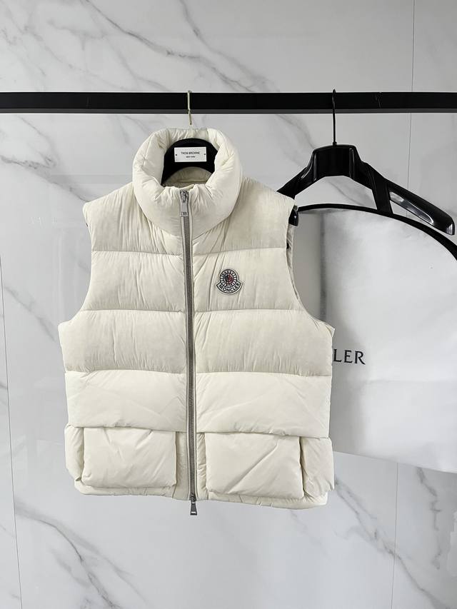 特级羽绒Moncler X Christopher Raxxy 明星同款 男女款3D绗缝拉链羽绒马甲. 出厂标配全套柜台礼盒包装.升级原版磁吸礼盒. 这款羽绒是