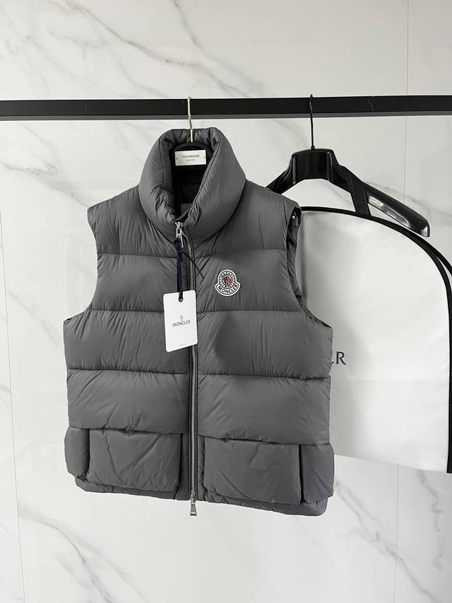 特级羽绒Moncler X Christopher Raxxy 明星同款 男女款3D绗缝拉链羽绒马甲. 出厂标配全套柜台礼盒包装.升级原版磁吸礼盒. 这款羽绒是