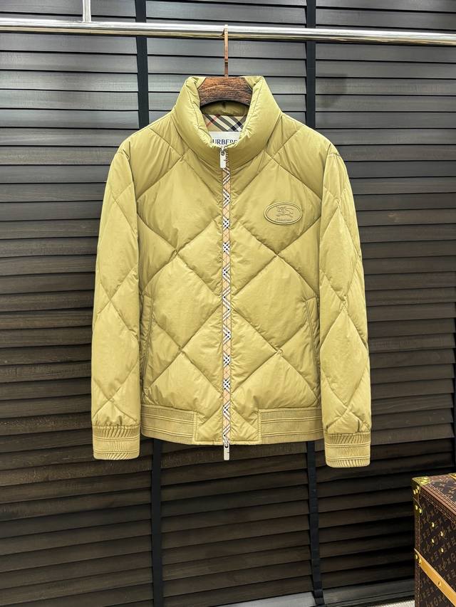 Burberry 巴宝莉# 25秋冬男士立领轻薄羽绒服 轻奢时尚休闲风格，轻盈保暖柔软！低调系列时尚百搭，就是有型！香港贸易订单款，超级种草的神仙单品！作为大家