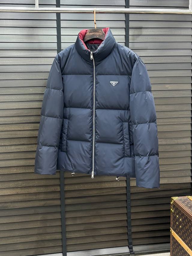 prada 普拉达#25秋冬男士时尚立领羽绒服 轻奢时尚休闲风格，轻盈保暖柔软！低调系列时尚百搭，就是有型！香港贸易订单款，超级种草的神仙单品！作为大家都要仰视