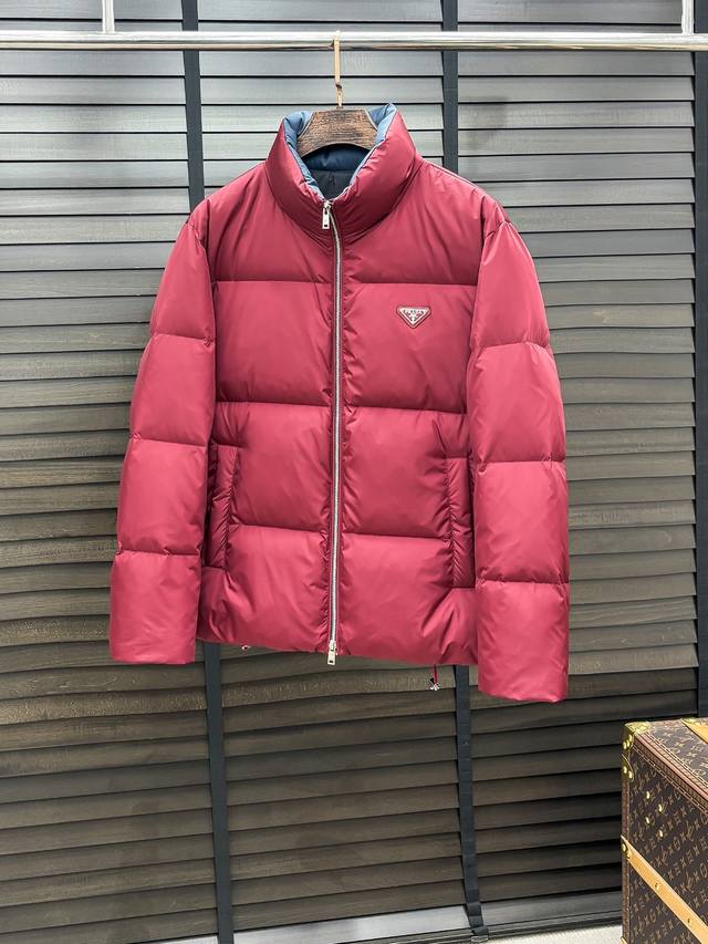 prada 普拉达#25秋冬男士时尚立领羽绒服 轻奢时尚休闲风格，轻盈保暖柔软！低调系列时尚百搭，就是有型！香港贸易订单款，超级种草的神仙单品！作为大家都要仰视
