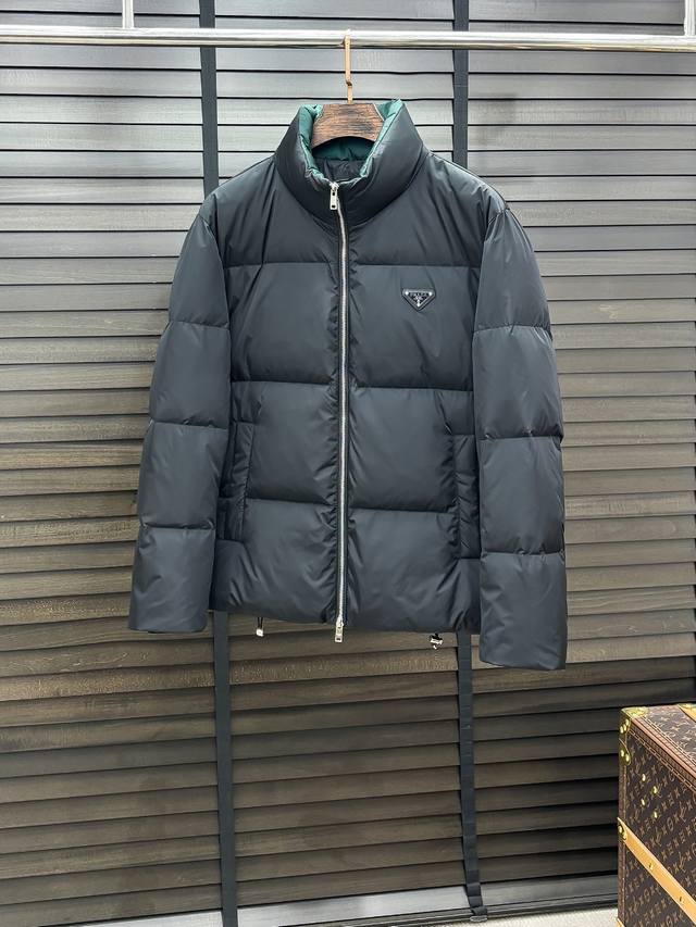 prada 普拉达#25秋冬男士时尚立领羽绒服 轻奢时尚休闲风格，轻盈保暖柔软！低调系列时尚百搭，就是有型！香港贸易订单款，超级种草的神仙单品！作为大家都要仰视