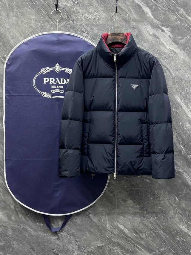 prada 普拉达#25秋冬男士时尚立领羽绒服 轻奢时尚休闲风格，轻盈保暖柔软！低调系列时尚百搭，就是有型！香港贸易订单款，超级种草的神仙单品！作为大家都要仰视