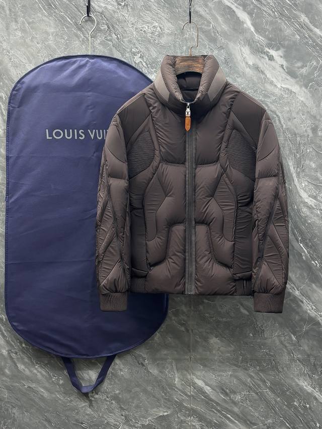 预售款 月底出货 Louis Vuitton 驴家#25秋冬男士时尚机甲风羽绒服 轻奢时尚休闲风格，轻盈保暖柔软！低调系列时尚百搭，就是有型！香港贸易订单款，超