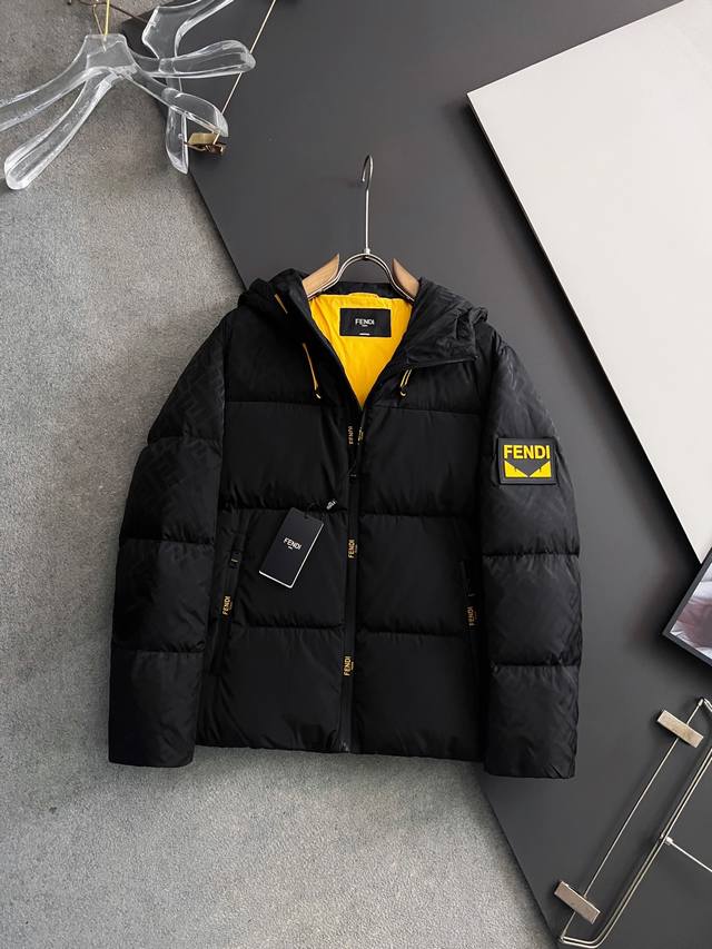 顶配版Fend*鹅绒* 2025秋冬新款羽绒服 原版经典男士外套 全进口原版定制欢迎专柜对比，面料质感高档细腻，版型完美，里面采用品牌经典的复古格纹，袖子工装口