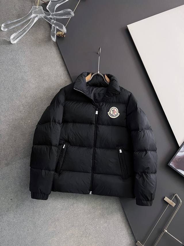 Mon*鹅绒* 2025秋冬新款羽绒服 原版经典男士外套 全进口原版定制欢迎专柜对比，面料质感高档细腻，版型完美，里面采用品牌经典的复古格纹，袖子工装口袋设计，