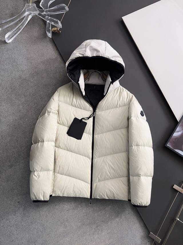 顶配版Mon*鹅绒* 2025秋冬新款羽绒服 原版经典男士外套 全进口原版定制欢迎专柜对比，面料质感高档细腻，版型完美，里面采用品牌经典的复古格纹，袖子工装口袋