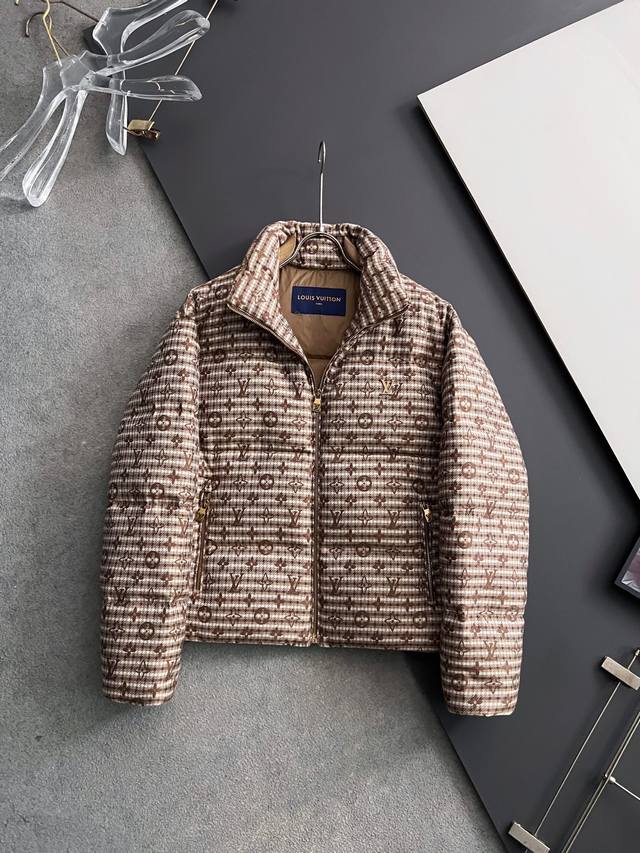 LV高版 鹅绒.柜在售 贸易订单 经典老花满花工艺来呈现与表达隽永美学 没有过多装饰 与大Logo体现 但是整体搭配更具细节亮点 合体的剪裁 立领隐藏帽的款式