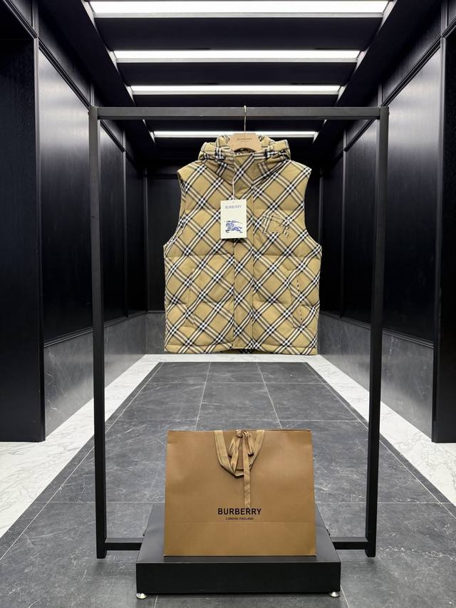 爆款回货 特级羽绒Burberry 博柏利烧花刺绣战马连帽格纹羽绒背心马甲.面料超级工整细腻的爆款王牌单品.鹅绒填充. 商品描述 羽绒背心，选用混纺格纹布面料打