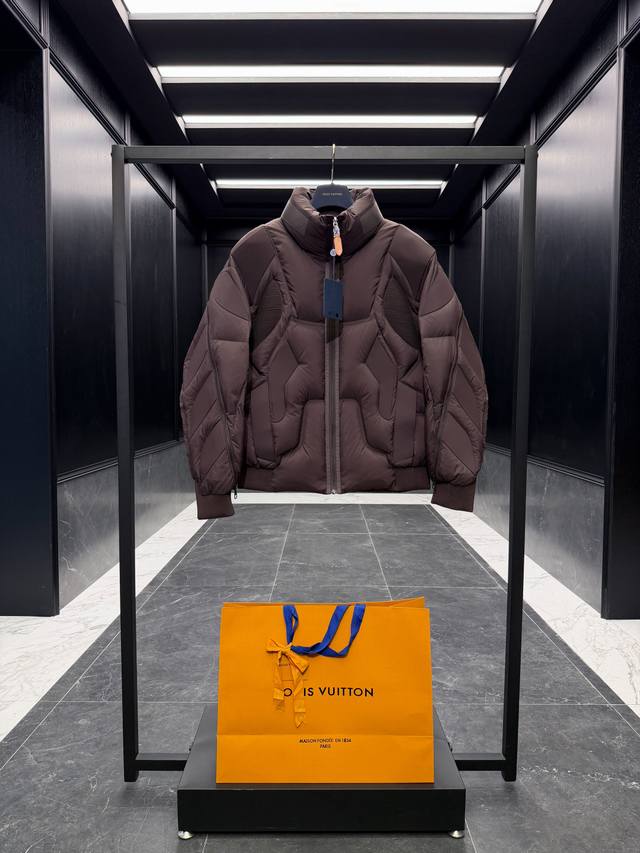 预售款 月底出货 特级羽绒 Louis Vuitton Lv2025全新重工机甲风立领羽绒外套.鹅绒填充.极致重工单品. 出厂标配超大手提购物袋，原版尼龙西装收