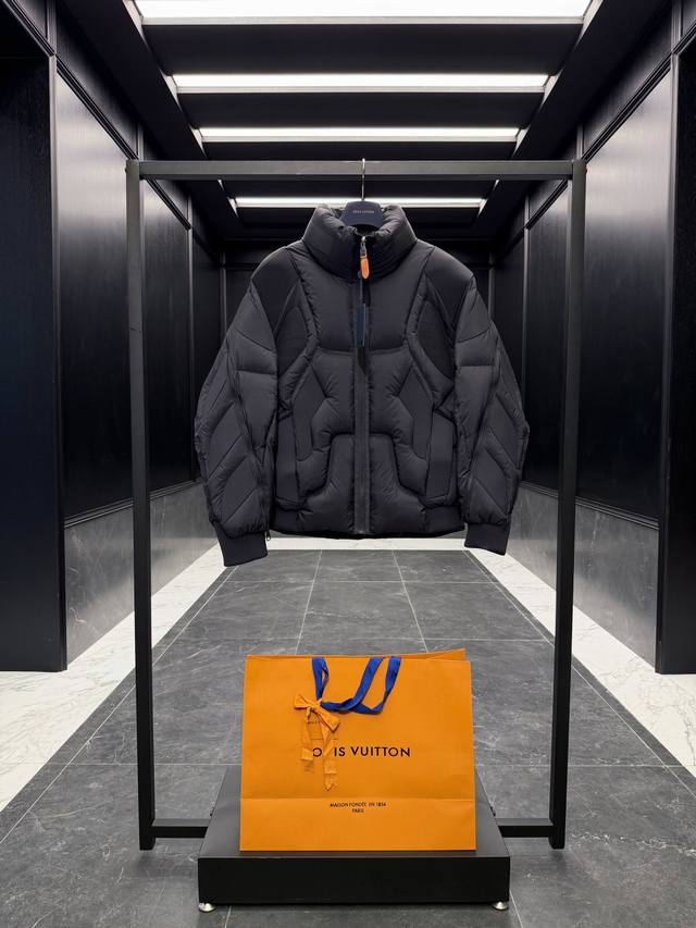 预售款 月底出货 特级羽绒 Louis Vuitton Lv2025全新重工机甲风立领羽绒外套.鹅绒填充.极致重工单品. 此款短款羽绒夹克是一款个性单品，专为注