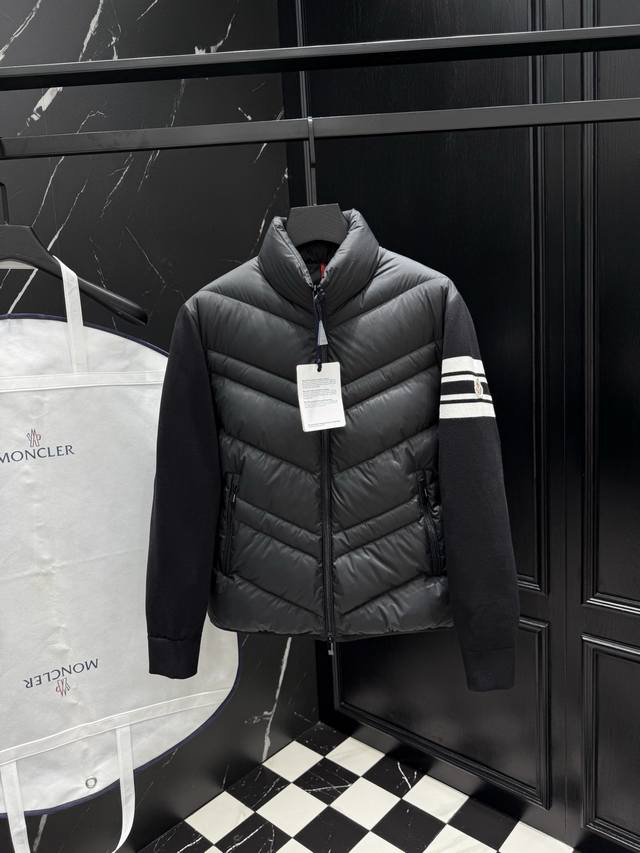 2025秋冬新款原版1:1订制五金配件全进口原版定制 欢迎专柜对比 绝对的高品质 采用顶级95白鸭绒 超柔软 充羽量蓬松饱满 超级重工 面料做工杠杠的版型完美