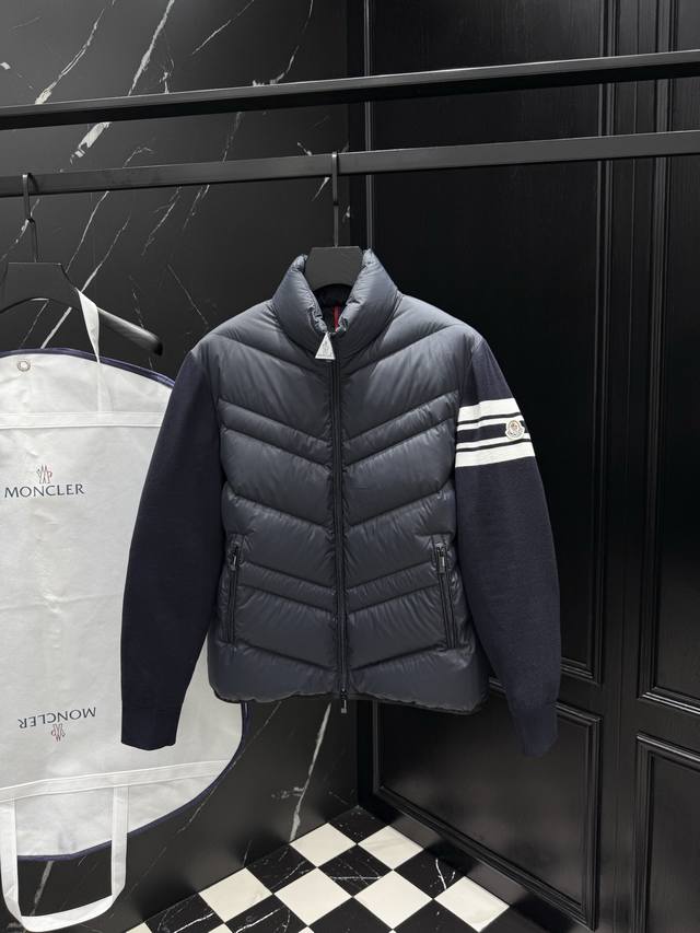 2025秋冬新款原版1:1订制五金配件全进口原版定制 欢迎专柜对比 绝对的高品质 采用顶级95白鸭绒 超柔软 充羽量蓬松饱满 超级重工 面料做工杠杠的版型完美