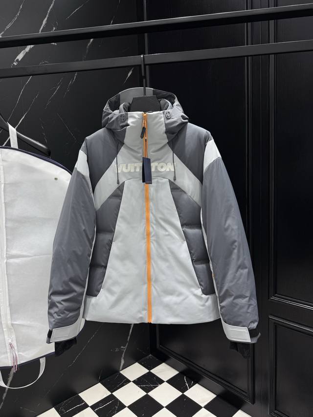 2025秋冬新款原版1:1订制五金配件全进口原版定制 欢迎专柜对比 绝对的高品质 采用顶级95白鸭绒 超柔软 充羽量蓬松饱满 超级重工 面料做工杠杠的版型完美