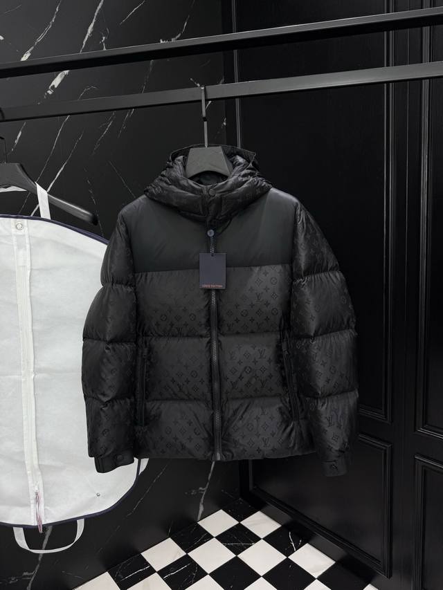 2025秋冬新款原版1:1订制五金配件全进口原版定制 欢迎专柜对比 绝对的高品质 采用顶级95白鸭绒 超柔软 充羽量蓬松饱满 超级重工 面料做工杠杠的版型完美