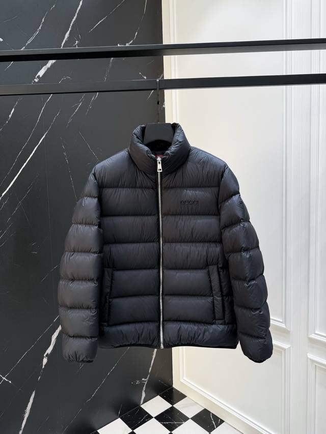 2025秋冬新款原版1:1订制五金配件全进口原版定制 欢迎专柜对比 绝对的高品质 采用顶级95白鸭绒 超柔软 充羽量蓬松饱满 超级重工 面料做工杠杠的版型完美