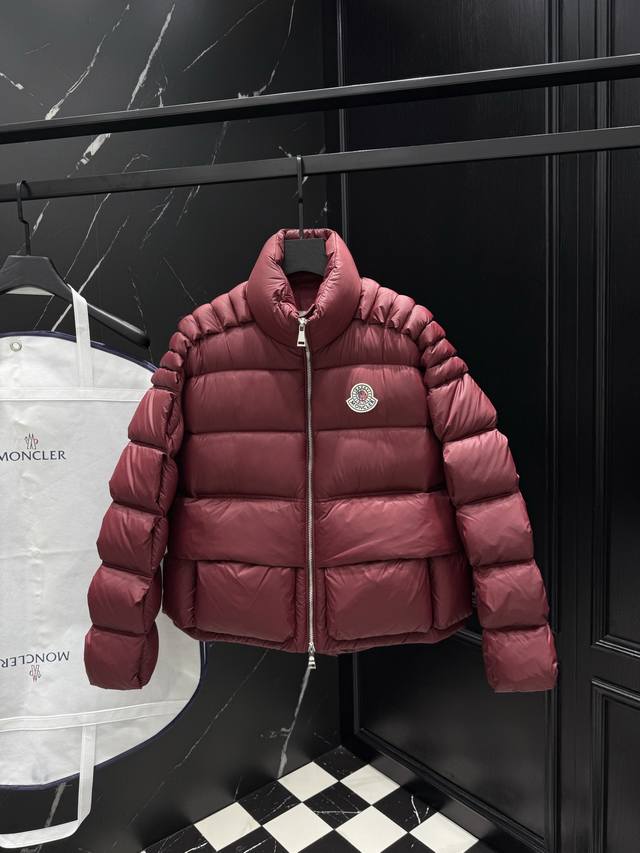 2025秋冬新款原版1:1订制五金配件全进口原版定制 欢迎专柜对比 绝对的高品质 采用顶级95白鸭绒 超柔软 充羽量蓬松饱满 超级重工 面料做工杠杠的版型完美