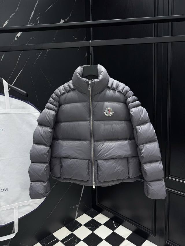 2025秋冬新款原版1:1订制五金配件全进口原版定制 欢迎专柜对比 绝对的高品质 采用顶级95白鸭绒 超柔软 充羽量蓬松饱满 超级重工 面料做工杠杠的版型完美